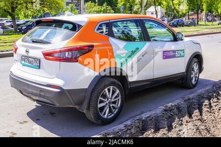 Samara, Russland - 26. Mai 2022: Carsharing Delimobil Fahrzeug auf der Straße der Stadt geparkt. Mieten Sie ein Auto verschiedener Marken. Carsharing-Service-Fahrzeug Stockfoto