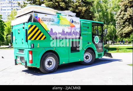 Samara, Russland - 24. Mai 2022: Straßenreinigungsmaschine auf der Stadtstraße. Kommunale Kfz-Ausrüstung. Fahrzeug zum Bewässern von Asphalt, Reinigung Stockfoto