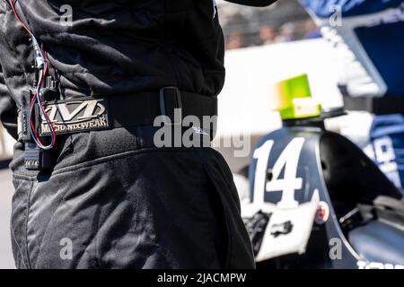 Indianapolis, Indiana, USA. 29.. Mai 2022. Crew-Mitglieder von AJFoyt Racing bereiten ihren Rennwagen The Indianapolis 500 in Indianapolis, Indiana, USA, vor. (Bild: © Walter G. Arce Sr./ZUMA Press Wire) Stockfoto