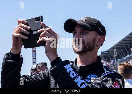 Indianapolis, Indiana, USA. 29.. Mai 2022. Crew-Mitglieder von AJFoyt Racing bereiten ihren Rennwagen The Indianapolis 500 in Indianapolis, Indiana, USA, vor. (Bild: © Walter G. Arce Sr./ZUMA Press Wire) Stockfoto