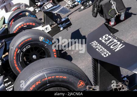 Indianapolis, Indiana, USA. 29.. Mai 2022. Crew-Mitglieder von AJFoyt Racing bereiten ihren Rennwagen The Indianapolis 500 in Indianapolis, Indiana, USA, vor. (Bild: © Walter G. Arce Sr./ZUMA Press Wire) Stockfoto