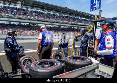 Indianapolis, Indiana, USA. 29.. Mai 2022. Crew-Mitglieder von AJFoyt Racing bereiten ihren Rennwagen vor der Indianapolis 500 in Indianapolis, Indiana, USA, vor. (Bild: © Walter G. Arce Sr./ZUMA Press Wire) Stockfoto