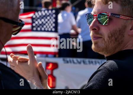Indianapolis, Indiana, USA. 29.. Mai 2022. Crew-Mitglieder von AJFoyt Racing bereiten ihren Rennwagen The Indianapolis 500 in Indianapolis, Indiana, USA, vor. (Bild: © Walter G. Arce Sr./ZUMA Press Wire) Stockfoto
