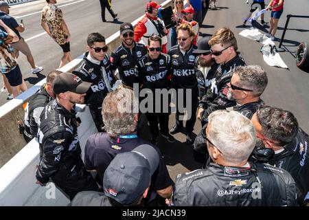 Indianapolis, Indiana, USA. 29.. Mai 2022. Crew-Mitglieder von AJFoyt Racing bereiten ihren Rennwagen The Indianapolis 500 in Indianapolis, Indiana, USA, vor. (Bild: © Walter G. Arce Sr./ZUMA Press Wire) Stockfoto