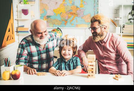 Großvater Vater und Sohn haben Spaß zusammen. Jenga Spiele für die Familie. Stockfoto