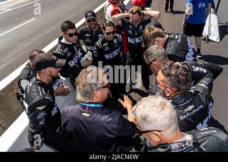Indianapolis, Indiana, USA. 29.. Mai 2022. Crew-Mitglieder von AJFoyt Racing bereiten ihren Rennwagen The Indianapolis 500 in Indianapolis, Indiana, USA, vor. (Bild: © Walter G. Arce Sr./ZUMA Press Wire) Stockfoto