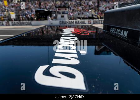 Indianapolis, Indiana, USA. 29.. Mai 2022. Crew-Mitglieder von AJFoyt Racing bereiten ihren Rennwagen The Indianapolis 500 in Indianapolis, Indiana, USA, vor. (Bild: © Walter G. Arce Sr./ZUMA Press Wire) Stockfoto
