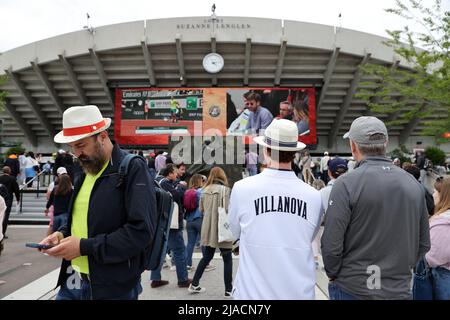 Paris, Frankreich. 29.. Mai 2022. Besucher von Roland Garros schlendern am Sonntag, den 29. Mai 2022, während der French Tennis Open in der Nähe von Paris, Frankreich, zwischen Tennisplätzen. Foto von Maya Vidon-White/UPI Credit: UPI/Alamy Live News Stockfoto