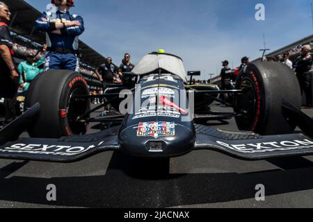 Indianapolis, Indiana, USA. 29.. Mai 2022. Crew-Mitglieder von AJFoyt Racing bereiten ihren Rennwagen The Indianapolis 500 in Indianapolis, Indiana, USA, vor. (Bild: © Walter G. Arce Sr./ZUMA Press Wire) Stockfoto