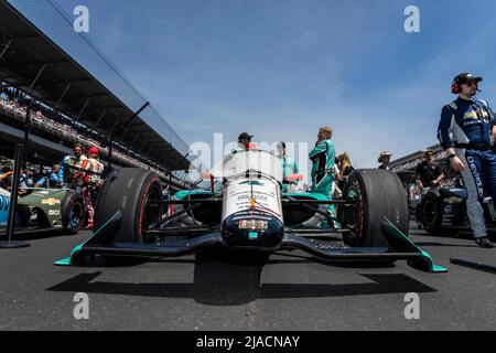 Indianapolis, Indiana, USA. 29.. Mai 2022. Crew-Mitglieder von AJFoyt Racing bereiten ihren Rennwagen The Indianapolis 500 in Indianapolis, Indiana, USA, vor. (Bild: © Walter G. Arce Sr./ZUMA Press Wire) Stockfoto