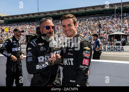 Indianapolis, Indiana, USA. 29.. Mai 2022. Crew-Mitglieder von AJFoyt Racing bereiten ihren Rennwagen The Indianapolis 500 in Indianapolis, Indiana, USA, vor. (Bild: © Walter G. Arce Sr./ZUMA Press Wire) Stockfoto