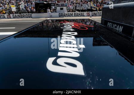 Indianapolis, Indiana, USA. 29.. Mai 2022. Crew-Mitglieder von AJFoyt Racing bereiten ihren Rennwagen The Indianapolis 500 in Indianapolis, Indiana, USA, vor. (Bild: © Walter G. Arce Sr./ZUMA Press Wire) Stockfoto
