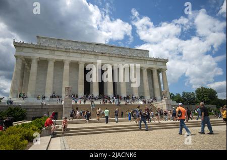 Washington, Usa. 29.. Mai 2022. Am Sonntag, den 29. Mai 2022, besuchen Menschen das Lincoln Memorial am Memorial Day Wochenende in Washington, DC. Foto von Bonnie Cash/UPI Credit: UPI/Alamy Live News Stockfoto