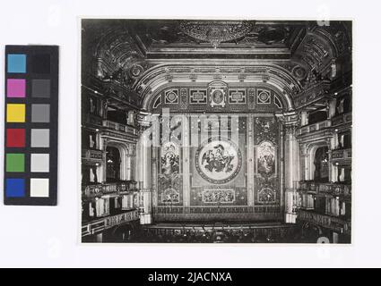 1., Opernring 2 - Staatsoper - Innenansicht - Zuschauer - Blick gegen die Bühne mit eisernem Vorhang. Bruno Reiffenstein (1869-1951), Fotograf Stockfoto