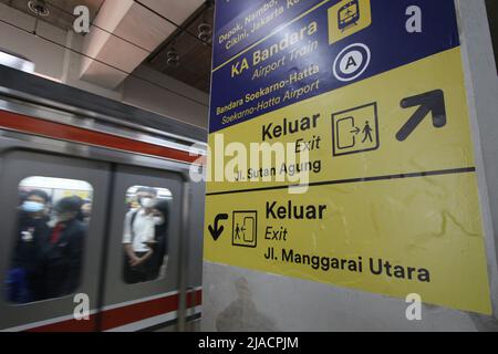 29. Mai 2022, Jakarta, Jakarta Capital Special Region, Indonesien: Commuterline-Passagiere am Manggarai-Bahnhof, Jakarta, Indonesien. Die Passagierdichte ist auf die seit Samstag (28/5/2022) laufende Streckenänderung des elektrischen Eisenbahnzug vom Bahnhof Bogor und dem Bahnhof Bekasi zurückzuführen. Diese Dichte führt jedoch nicht zu einer Ansammlung von Passagieren, die sowohl von diesem Bahnhof aus als auch von diesem abfliegen. (Bild: © Kuncoro Widyo Rumpoko/Pacific Press via ZUMA Press Wire) Stockfoto