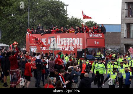 Liverpool, Großbritannien. 29.. Mai 2022. Der Liverpool-Teambus. Siegesparade des Liverpool Football Club in Liverpool am Sonntag, 29.. Mai 2022. Der FC Liverpool feiert die Erfolge der Herren- und Frauenteams in dieser Saison mit einer Open-Top-Busparade rund um Liverpool. Nur zur redaktionellen Verwendung. Bild von Chris Stading/Andrew Orchard Sports Photography/Alamy Live News Credit: Andrew Orchard Sports Photography/Alamy Live News Stockfoto