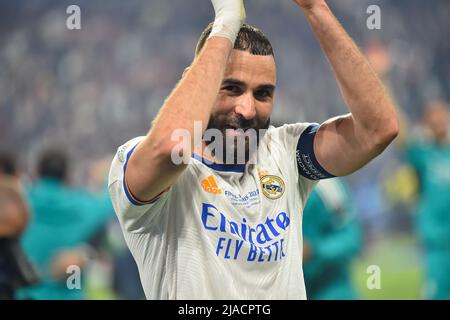 PARIS, FRANKREICH. MAI 28. Karim Benzema von Real Madrid feiert am Samstag, den 28.. Mai 2022, den Gewinn des UEFA Champions League Finales zwischen Liverpool und Real Madrid im Stade de France, Paris. (Kredit: Pat Scaasi | MI Nachrichten) Kredit: MI Nachrichten & Sport /Alamy Live Nachrichten Stockfoto