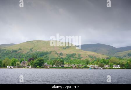 Luss vom offenen Wasser am Loch Lomond aus gesehen Stockfoto