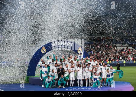 PARIS, FRANKREICH. MAI 28. Marcelo von Real Madrid hebt die Trophäe nach dem UEFA Champions League Finale zwischen Liverpool und Real Madrid am Samstag, den 28.. Mai 2022, im Stade de France, Paris an. (Kredit: Pat Scaasi | MI Nachrichten) Kredit: MI Nachrichten & Sport /Alamy Live Nachrichten Stockfoto