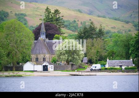 Luss vom offenen Wasser am Loch Lomond aus gesehen Stockfoto