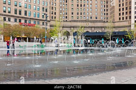 April in der Innenstadt von Cleveland Public Square Springbrunnen. Stockfoto