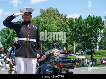 Washington Dc, Usa. 29.. Mai 2022. Stabsfeldwebel Tim Chambers begrüßt Fahrer, die am Sonntag, 29. Mai 2022, an der Rolling to Remember Ride teilnehmen. Foto von Jemal Gräfin/UPI Credit: UPI/Alamy Live News Stockfoto