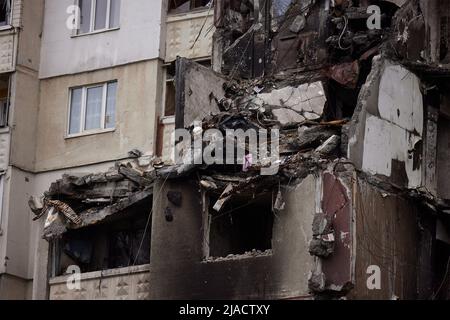 Charkiw, Ukraine. 29.. Mai 2022. Wohnhäuser im Stadtteil Saltivka, die von russischen Truppen während der Schlacht um Charkiw am 29. Mai 2022 in der Region Charkiw, Ukraine, zerstört wurden. Der ukrainische Präsident Wolodymyr Zelenskyy bereiste die Region, in der 90 % der Gebäude beschädigt oder zerstört wurden. Kredit: Ukrainische Präsidentschaft/Ukrainische Presidential Press Office/Alamy Live Nachrichten Stockfoto