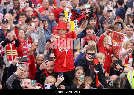 Liverpool, Großbritannien. 29.. Mai 2022. Liverpool-Fans warten auf den Mannschaftsbus. Siegesparade des Liverpool Football Club in Liverpool am Sonntag, 29.. Mai 2022. Der FC Liverpool feiert die Erfolge der Herren- und Frauenteams in dieser Saison mit einer Open-Top-Busparade rund um Liverpool. Nur zur redaktionellen Verwendung. Bild von Chris Stading/Andrew Orchard Sports Photography/Alamy Live News Credit: Andrew Orchard Sports Photography/Alamy Live News Stockfoto