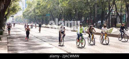 Radfahrer und Jogger auf der Avenida Paseo de la Reforma in Mexiko City, wenn sie am Sonntagnachmittag für den Straßenverkehr gesperrt ist Stockfoto