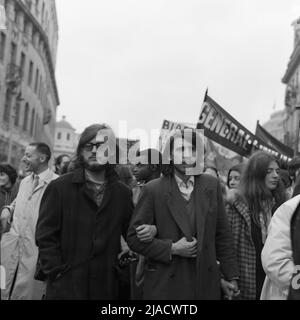 1960s Beatniks marschieren 1967 während eines Protestes gegen den Vietnamkrieg durch eine Londoner Straße Stockfoto