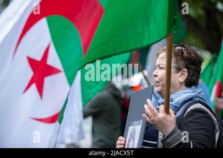 Leïla Cheurfi hält die algerische Flagge, während sie während des Protestes die Namen ihrer entführten Angehörigen singt. Vier Jahre in der algerischen Diaspora kämpft die Hirak-Bewegung in Montreal weiterhin für Demokratie. Organisiert von Tous unis pour notre Algerie versammelten sich vor dem algerischen Konsulat hundert Demonstranten, um die Entfernung der aktuellen politischen Führer unter der Leitung von Präsident Abdelmadjid Tebboune zu fordern. Unter Berufung auf die chronische Korruption und den Mangel an vorhersehbaren Resolutionen nannten die Demonstranten die Regierung eine Mafia-Regierung. Stockfoto