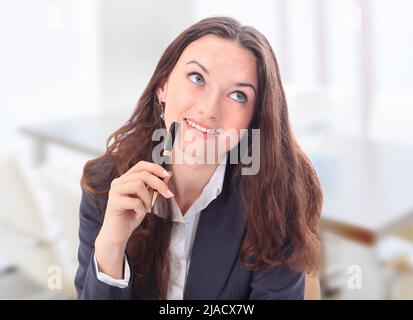 Geschäftsfrau sitzt im Büro und nachdenklich Blick in die Richtung der Stockfoto