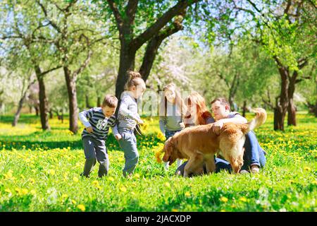 Riendly, freundliche Familie Picknicken. Stockfoto