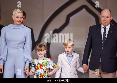 Charlene, Prinzessin von Monaco, Albert II., Prinz von Monaco mit ihren Kindern Prinzessin Gabriella und Prinz Jacques während des Formel 1 Grand Prix de Monaco 2022, 7. Runde der FIA Formel 1 Weltmeisterschaft 2022, auf dem Circuit de Monaco, vom 27. Bis 29. Mai 2022 in Monte-Carlo, Monaco - Foto: Xavi Bonilla / Dppi/DPPI/LiveMedia Stockfoto