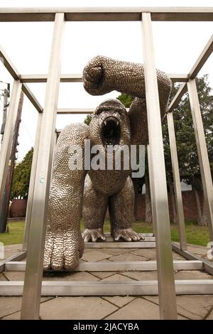 Löffel Gorilla, aus 40.000 Löffeln. Von URI Geller inspirierte Skulptur von Alfie Bradley im Alter von 24 Jahren. Stockfoto