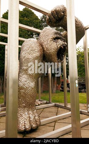 Löffel Gorilla, aus 40.000 Löffeln. Von URI Geller inspirierte Skulptur von Alfie Bradley im Alter von 24 Jahren. Stockfoto