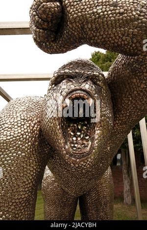 Löffel Gorilla, aus 40.000 Löffeln. Von URI Geller inspirierte Skulptur von Alfie Bradley im Alter von 24 Jahren. Stockfoto