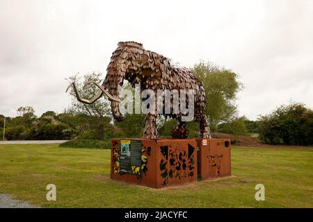 Statue aus Altmetall-Autoteilen eines Wooly Mammoth, im British Ironworks Centre, Shropshire Skulpturenpark, Großbritannien. Stockfoto