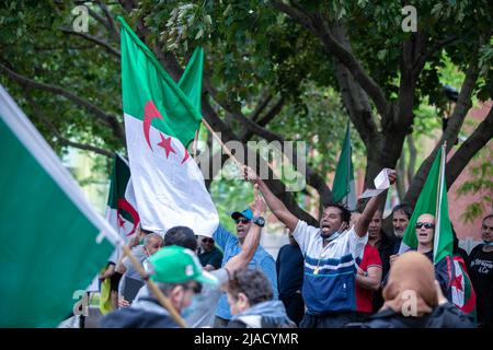 Alexandre Roland, ein haitianischer Zuschauer, der von der SPVM (Polizei von Montreal) ein Ticket erhalten hatte, nachdem er das Horn seines Autos zur Unterstützung des Protestes anschallte, singt mit anderen Demonstranten Parolen. Vier Jahre in der algerischen Diaspora kämpft die Hirak-Bewegung in Montreal weiterhin für Demokratie. Organisiert von Tous unis pour notre Algerie versammelten sich vor dem algerischen Konsulat hundert Demonstranten, um die Entfernung der aktuellen politischen Führer unter der Leitung von Präsident Abdelmadjid Tebboune zu fordern. Unter Berufung auf die chronische Korruption und den Mangel an vorhersehbaren Resolutionen nannten die Demonstranten das Gov Stockfoto