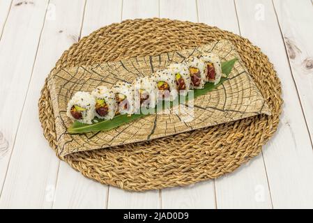 Uramaki california Rollen-Sushi-Tablett mit Avocado, knusprigen Zwiebeln, rotem Thunfisch, Frischkäse, japanischem Reis und Nori-Algen Stockfoto