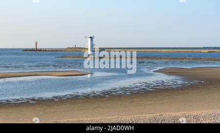 Stawa Mlyny an einem sonnigen Tag am Hafeneingang in Swinoujscie in Polen Stockfoto