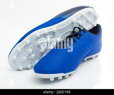 Fußballschuhe mit Stollen isoliert auf weißem Hintergrund Stockfoto