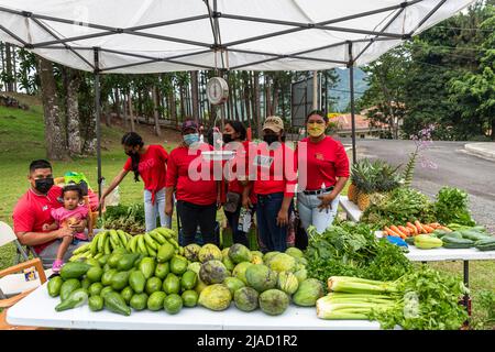 Familien verkaufen Obst und Gemüse auf einem lokalen Markt in Panama Stockfoto