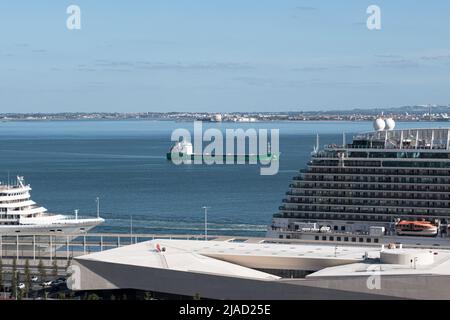 Lissabon, Portugal - 4. Oktober 2019: Blick vor der Pandemie von Alfama aus auf Kreuzfahrtterminal, Frachtschiff und Frachtterminal am Fluss Tejo Stockfoto