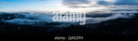 Ein ruhiger Sonnenaufgang über dem Willamette River, südlich von Portland, Oregon, erhellt niedrige Wolken und Nebel. Stockfoto