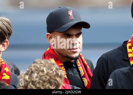 Liverpool, Großbritannien. 29.. Mai 2022. Luis Diaz von Liverpool schaut auf. Siegesparade des Liverpool Football Club in Liverpool am Sonntag, 29.. Mai 2022. Der FC Liverpool feiert die Erfolge der Herren- und Frauenteams in dieser Saison mit einer Open-Top-Busparade rund um Liverpool. Nur zur redaktionellen Verwendung. Bild von Chris Stading/Andrew Orchard Sports Photography/Alamy Live News Credit: Andrew Orchard Sports Photography/Alamy Live News Stockfoto