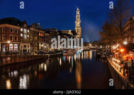 Stadtlandschaft am Wasser bei Nacht, Amsterdam, Holland Stockfoto