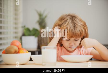 Kleine gesunde hungrige Baby Jungen essen Suppe aus mit Löffel. Stockfoto