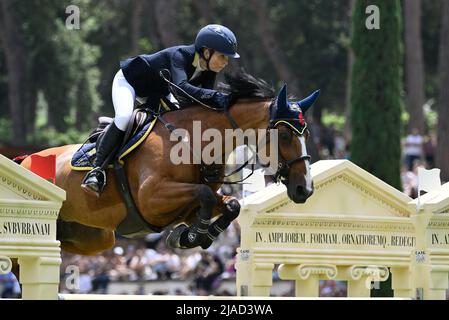 Roma, Italien. 29.. Mai 2022. Edwina Tops-Alexander (AUS) während des Premio 10 - Rom Rolex Grand Prix des CSIO Rom 89. 2022 auf der Piazza di Siena in Rom am 28. Mai 2022 Quelle: Independent Photo Agency/Alamy Live News Stockfoto