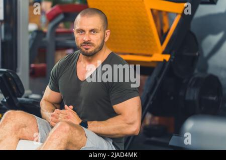 Portrait eines muskulösen kaukasischen bärtigen Mannes, der in der Turnhalle tragt. Hochwertige Fotos Stockfoto